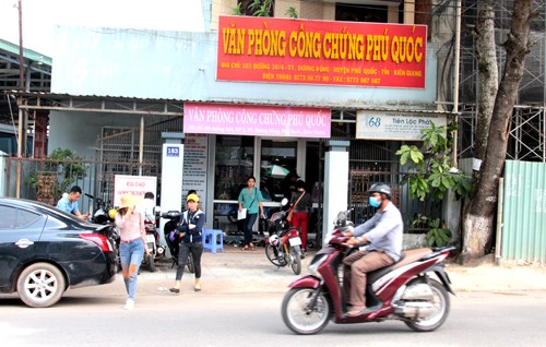 Tại các văn phòng công chứng, số lượng người đến giao dịch giảm mạnh so với tuần trước.