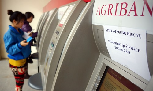 Khách thực hiện giao dịch tại các ATM của Agribank. Ảnh: N.M.