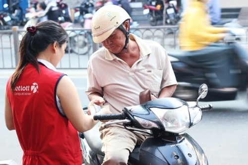 Người dân Sài Gòn mua vé số Vietlott.