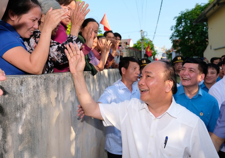 Chiều 19/5, Thủ tướng thăm khu trọ của công nhân tại xã Bạch Thượng, huyện Duy Tiên, tỉnh Hà Nam. Ảnh: VGP