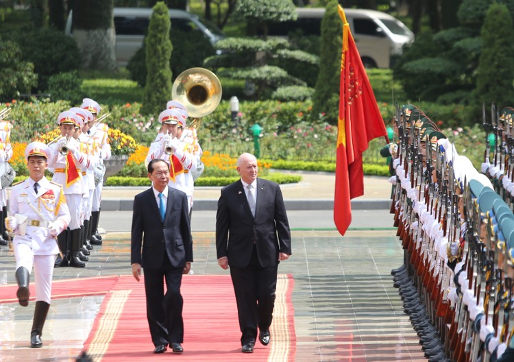 Chủ tịch nước Trần Đại Quang và Toàn quyền Australia Peter Cosgrove duyệt Đội Danh dự. Ảnh: VGP