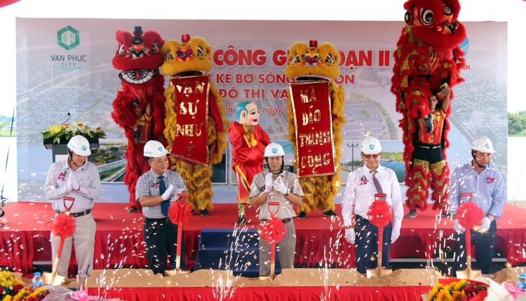 Khởi công giai đoạn II tuyến kè bờ sông Sài Gòn. Ảnh: Ngô Ngãi