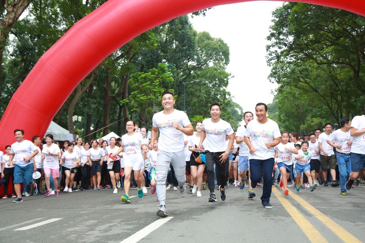 Gần 1.300 vận động viên hưởng ứng tham gia giải chạy “Gia đình chạy vì tương lai - SeABank Run For The Future”
