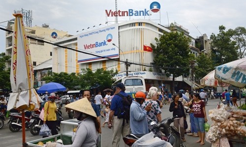 Bên ngoài một chi nhánh của VietinBank tại TP HCM.