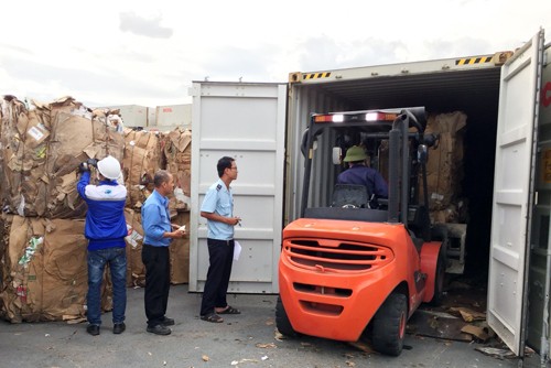 Hải quan đang kiểm tra một container giấy phế liệu tại Cảng Tổng hợp Bình Dương