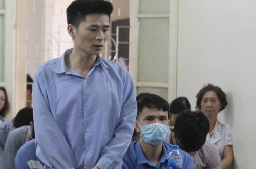 Khánh (trái) và Tài (ngồi, đeo khẩu trang) tại phiên tòa ngày 9/10.