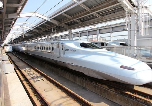 Tàu cao tốc Shinkanshen ở Nhật Bản sử dụng công nghệ động lực phân tán. Ảnh: SKS