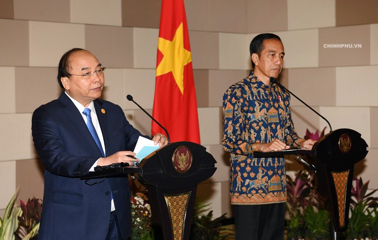 Thủ tướng Nguyễn Xuân Phúc và Tổng thống Indonesia Joko Widodo họp báo sau hội đàm. Ảnh: VGP