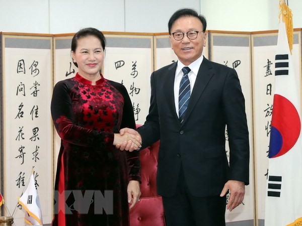 Chủ tịch Quốc hội Nguyễn Thị Kim Ngân tiếp ông Park Soo Kwan, Tổng Lãnh sự danh dự Việt Nam tại khu vực Busan-Gyeongnam, Hàn Quốc. Ảnh: TTXVN