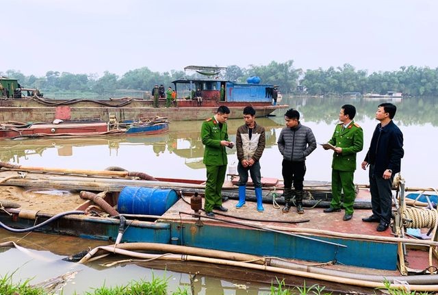 Bắt 2 tàu khai thác cát trái phép.