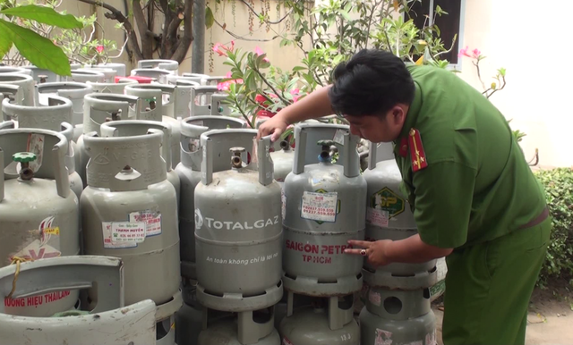 Sang chiết gas lậu ngay trong bãi đậu xe