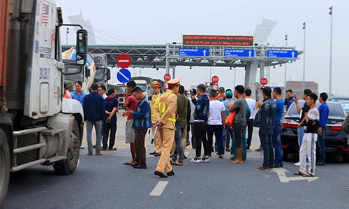 Nhiều tài xế tập trung đề nghị miễn phí qua trạm BOT Phả Lại sáng 27/12/2018 khi trạm này bắt đầu thu phí.