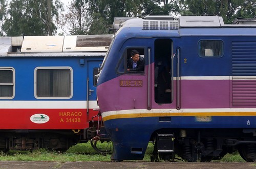 Mỗi ngày tại ga Yên Viên có hai chuyến tàu khách đi Lào Cai