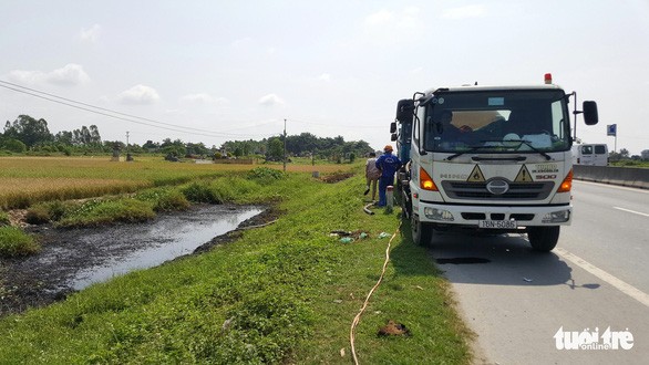 Công ty CP Hòa Anh được giao thu gom, chờ xử lý số chất thải độc bị đổ trộm ra mương nước ven quốc lộ 10