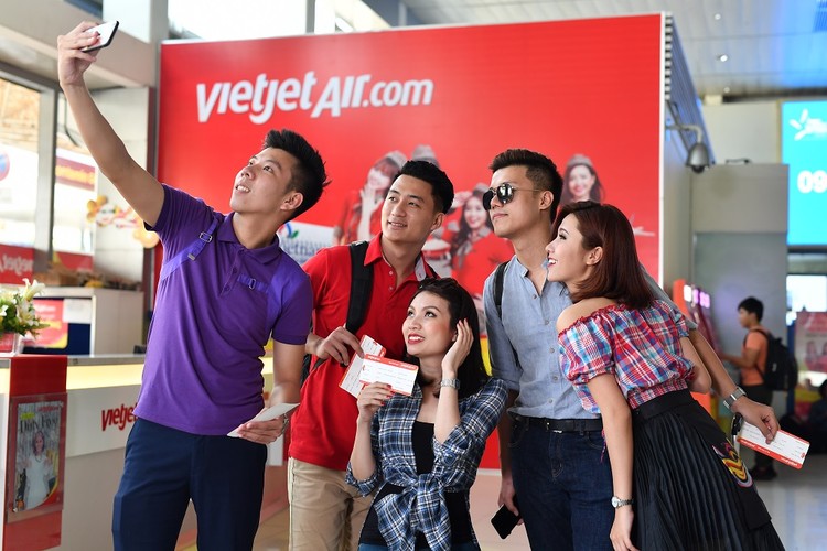 Trong dịp ra mắt chương trình, 1.000 khách hàng đầu tiên mua vé máy bay Vietjet trả góp cùng HD SAISON sẽ nhận được 1.000 bộ quà tặng du lịch hấp dẫn từ HD SAISON.