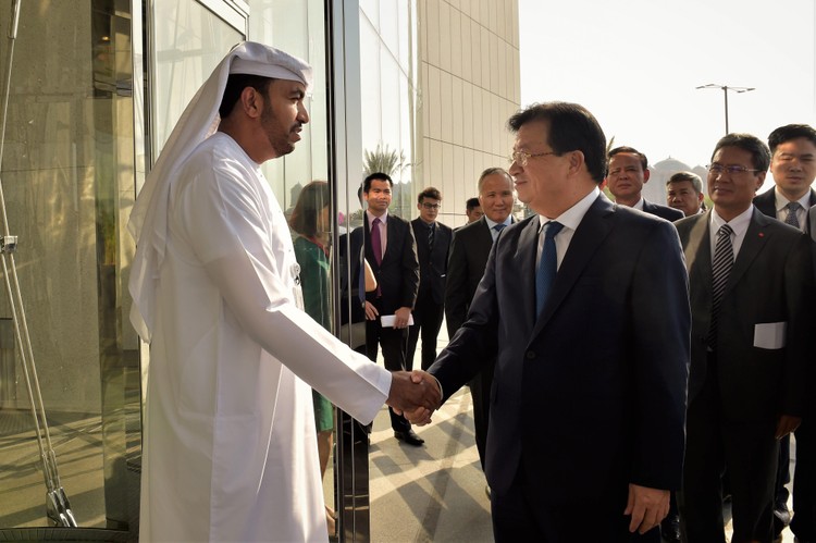 Phó Thủ tướng Trịnh Đình Dũng và Quốc vụ khanh phụ trách kinh tế, đầu tư UAE Sultan Bin Ahmed Al Jaber - Ảnh: VGP