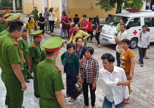 Sau phiên tòa, một số bị hại đã có hành vi la hét, gây rối.