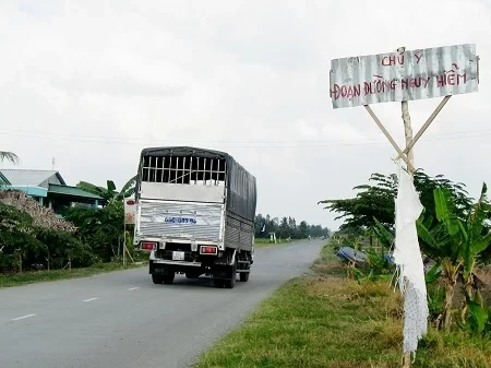 Đường Quản Lộ - Phụng Hiệp hiện đã xuống cấp nghiêm trọng. 