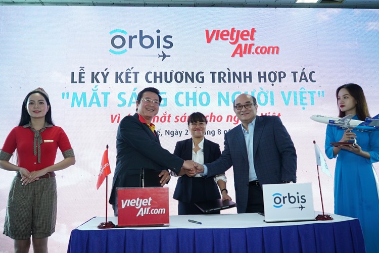 Phó Tổng giám đốc Vietjet Trần Hoài Nam ký kết hợp tác với Giám đốc Orbis Việt Nam Trần Thị Thanh Hương và thành viên HĐQT Orbis Singapore Norman Liu sáng 21/8 tại Thừa Thiên Huế