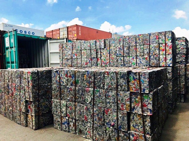 5 container phế liệu của Công ty Đức Minh xuất khẩu nhưng khai là "gốm đất nung".