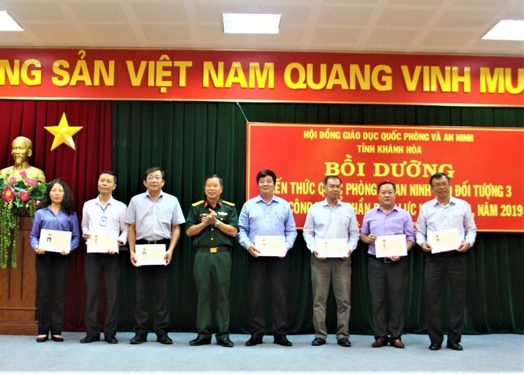 Trao chứng chỉ cho lớp bồi dưỡng kiến thức quốc phòng và an ninh năm 2019 - đối tượng 3 của PC Khánh Hòa