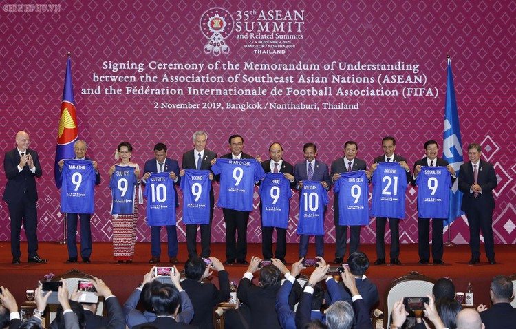 Quang cảnh lễ ký Bản ghi nhớ hợp tác giữa ASEAN và FIFA. Ảnh: VGP