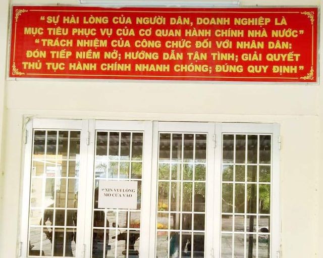 Nhiều cơ quan ở Cà Mau có khẩu thiệu như thế này nhưng đâu đó vẫn còn cán bộ "hành dân". (Ảnh minh họa)