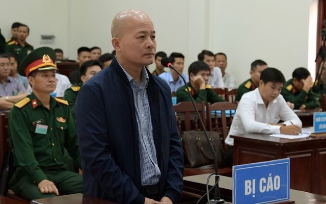 Đinh Ngọc Hệ (tức Út “trọc”) tại một phiên toà.