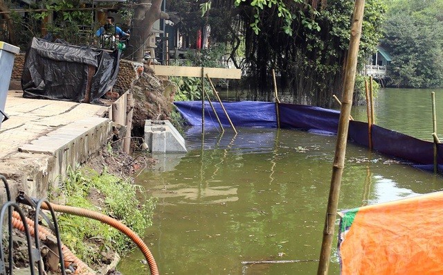 Những khối bê tông đúc sẵn dài khoảng 2,5 m được dùng làm bờ kè bờ hồ Hoàn Kiếm