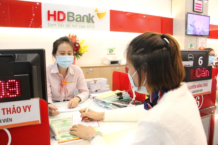 Khách hàng giao dịch tại HDBank mùa dịch Covid 19