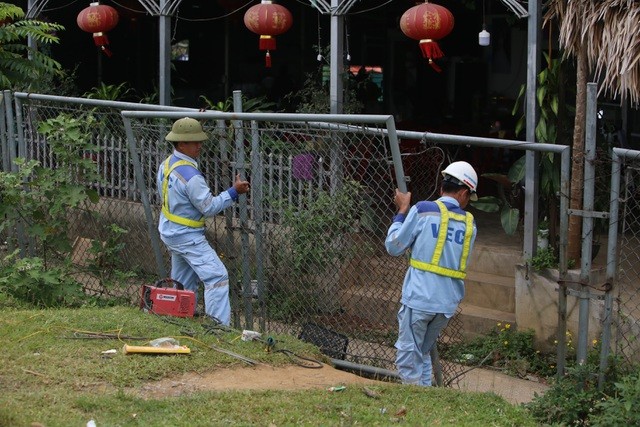 Chuyện thật như đùa: Sáng hàn rào, tối phá rào ở cao tốc Nội Bài - Lào Cai