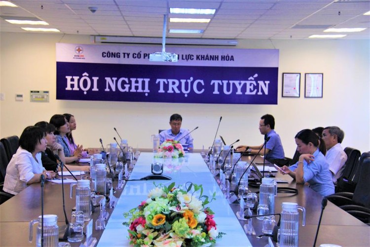 Hội nghị trực tuyến về việc hướng dẫn triển khai giảm giá điện cho cơ sở lưu trú du lịch với sự tham gia của khách mời - đại diện Sở Du lịch nhằm đảm bảo quyền lợi khách hàng khi thực hiện tại điểm cầu PC Khánh Hòa