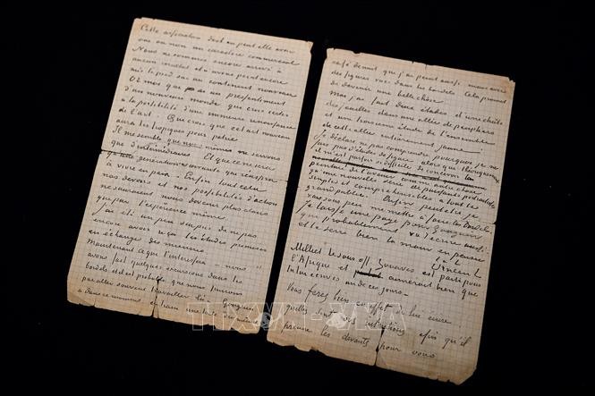 Bức thư viết tay của danh họa Vincent Van Gogh và Paul Gauguin được trưng bày tại nhà đấu giá Drouot ở Paris, Pháp, ngày 15/6/2020. Ảnh: AFP/TTXVN