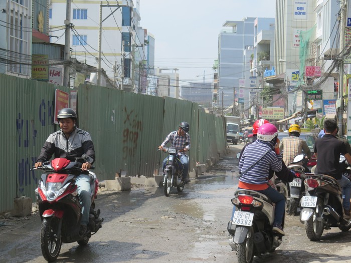 Tại đường Bạch Đằng quận Tân Bình, gần 3 năm nay, người dân đã chịu cảnh sống chung với bụi bẩn, nước bẩn. Ảnh: Lê Tiên