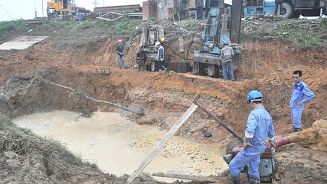 Tuyến ống nước sông Đà giai đoạn 1 đã nhiều lần bị vỡ đường ống, chủ đầu tư giải thích tuyến ống nước sông Đà giai đoạn 2 đã rút kinh nghiệm từ giai đoạn 1 nên mới chọn chất liệu ống là gang dẻo - Ảnh: Tư liệu TTO