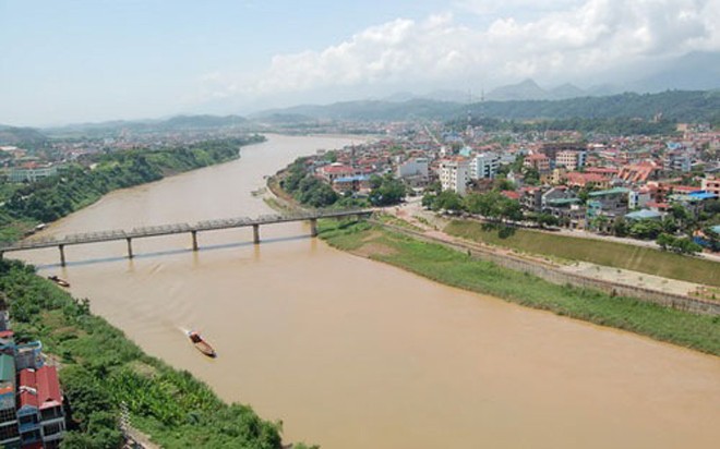 Dư luận và giới chuyên gia lo ngại về cảnh quan cũng như sự an toàn của đê điều, dòng chảy trên sông Hồng nếu dự án được triển khai.