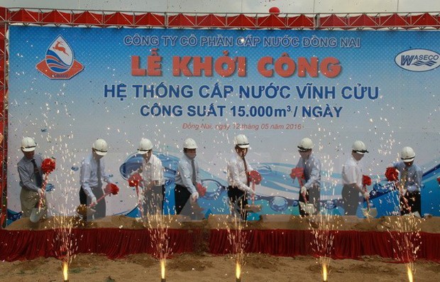 Nghi thức khởi công dự án xây dựng hệ thống cấp nước Vĩnh Cửu. (Ảnh: Sỹ Tuyên/TTXVN)