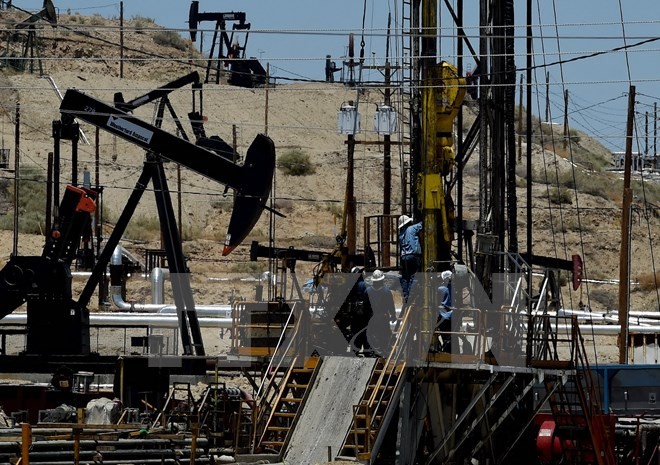 Một cơ sở khai thác dầu khí của Tập đoàn Chevron gần Bakersfield, bang California, Mỹ. (Nguồn: AFP/TTXVN)