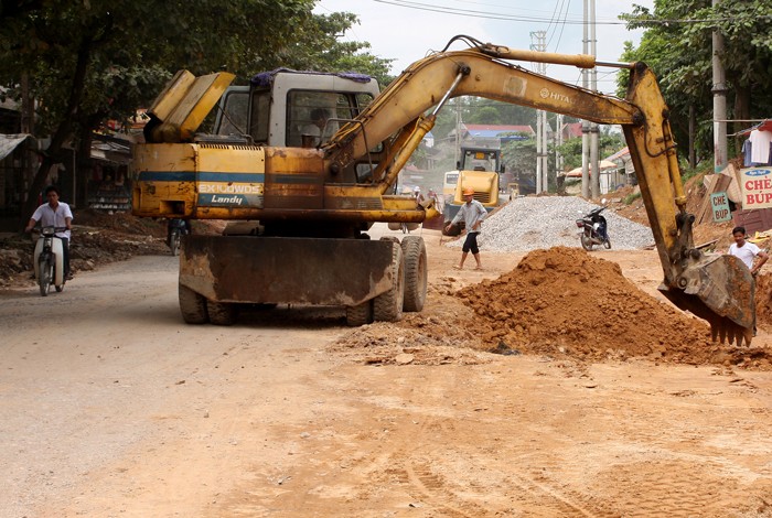 Các công trình nâng cấp, mở rộng các tuyến đường tỉnh lộ luôn thu hút sự quan tâm của nhiều nhà thầu. Ảnh: Nhã Chi