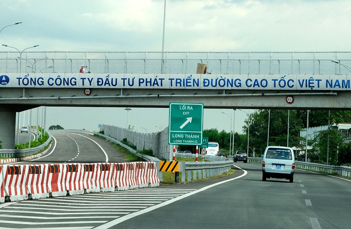 Bộ Giao thông vận tải yêu cầu VEC giám sát chặt chẽ tiến độ thi công các gói thầu của cao tốc Bến Lức - Long Thành. Ảnh: Đức Thâu