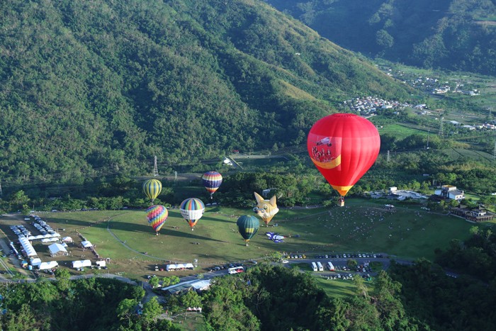 Cùng Vietjet mang chăn ấm đến Mộc Châu, vui lễ hội khinh khí cầu