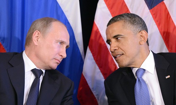 Tổng thống Nga Vladimir Putin (trái) và người đồng cấp Mỹ Barack Obama hồi năm 2012 trò chuyện bên lề hội nghị thượng đỉnh G20 ở Los Cabos, Mexico. Ảnh: AFP