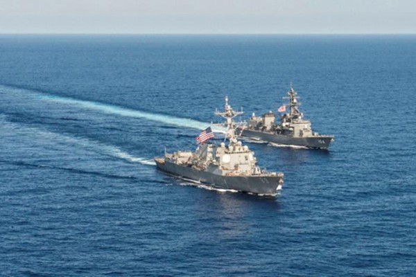 Hai tàu chiến Mỹ và Nhật Bản trong cuộc tập trận chung trên Biển Đông hồi năm ngoái. Ảnh: Reuters.