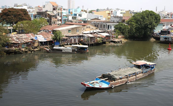 Khu ổ chuột bên bờ kênh Đôi sẽ biến thành “đất vàng” khi dự án di dân hoàn tất. Ảnh: Đinh Tuấn