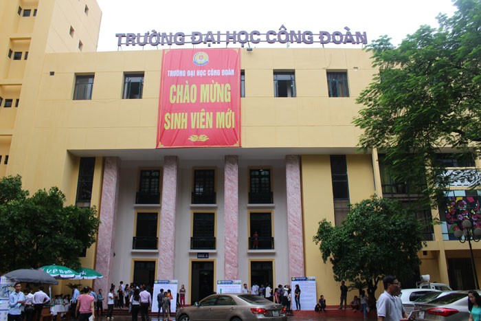 Phó Trưởng ban Ban QLDA Trường Đại học Công đoàn (Hà Nội) cho biết, có 11 nhà thầu đến mua HSMT vào sáng ngày 27/9/2016 nhưng chỉ có 5 bộ hồ sơ để bán. Ảnh: Bích Thảo