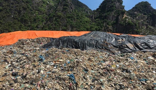 Rác thải chất cao như núi ở bãi rác Đông Nam. Ảnh: Lam Sơn.