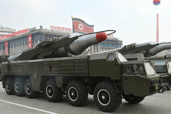 Tên lửa Musudan trong một cuộc duyệt binh tại Bình Nhưỡng. Ảnh: NBC News.