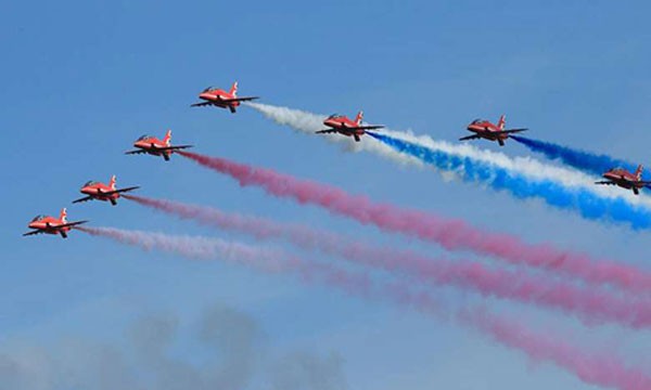 Một màn trình diễn của phi đội Red Arrows. Ảnh: AFP