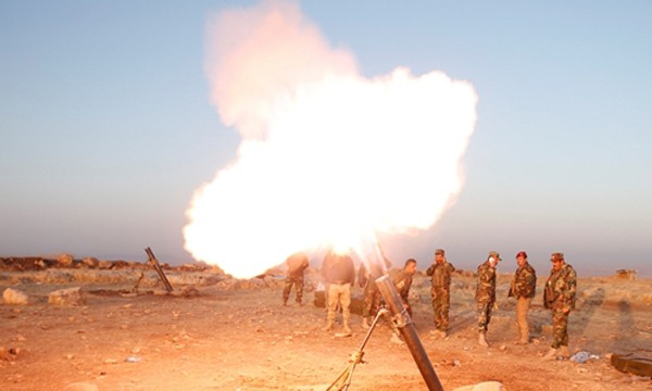 Lực lượng người Kurd tấn công vào vị trí của IS tại thị trấn Naweran, gần Mosul. Ảnh: Reuters