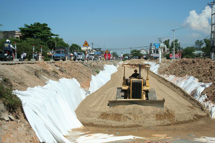 Nhiều dự án ODA “lụt” tiến độ vì vướng giải phóng mặt bằng. Ảnh: Hữu Trung